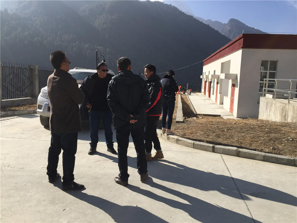 日喀則市環(huán)保督導(dǎo)組蒞臨吉隆縣污水處理廠檢查并指導(dǎo)工作，我吉隆縣環(huán)保局局長和分管縣長熊等領(lǐng)導(dǎo)陪同